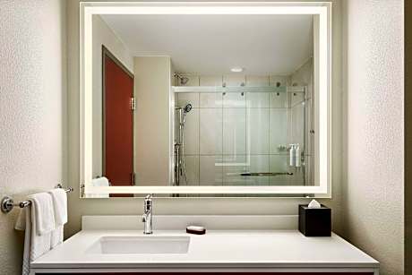 Two-Room Queen Suite with Two Queen Beds and Bath Tub - Disability Access