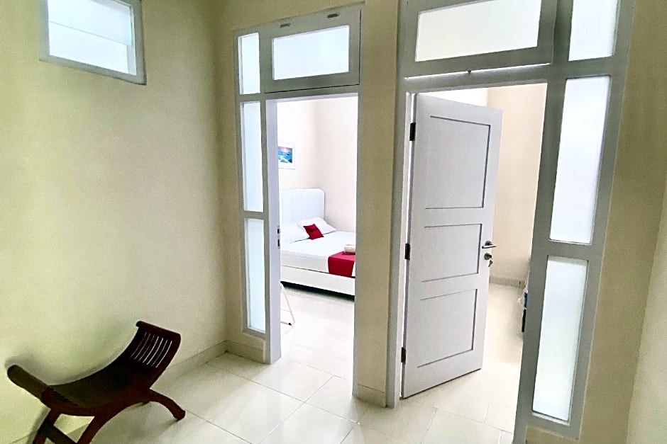 RedDoorz Syariah near Universitas Mercu Buana Kamp