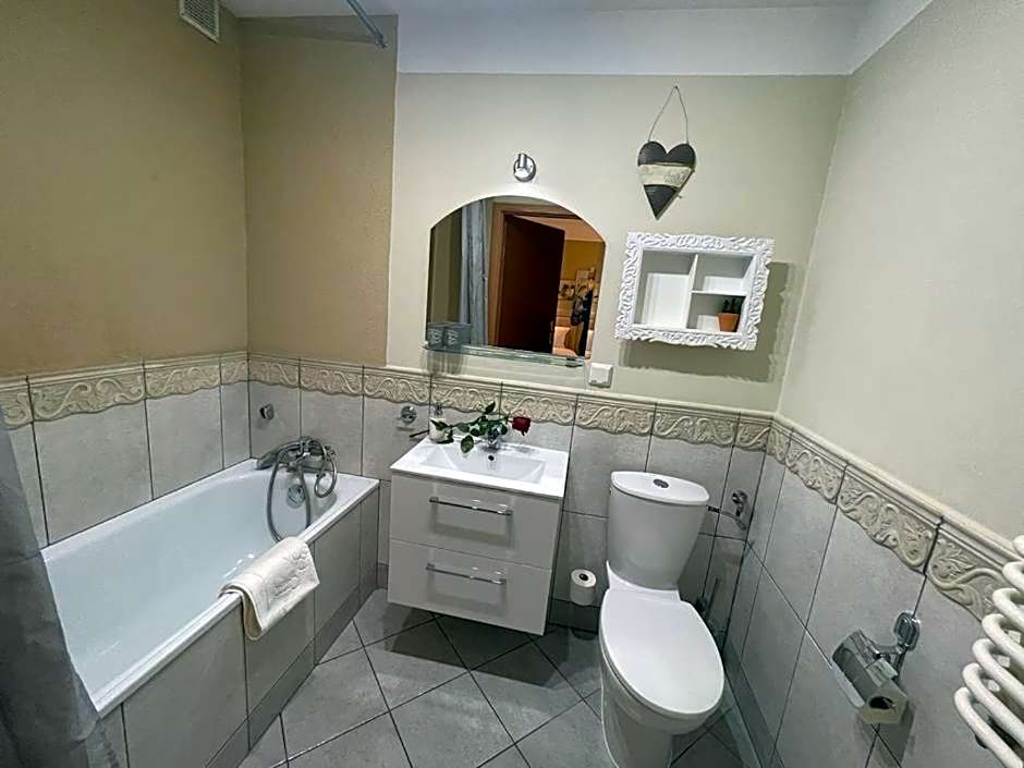 Villa Regina - Spokojna okolica - 100 metrów od lasu - blisko szpitala