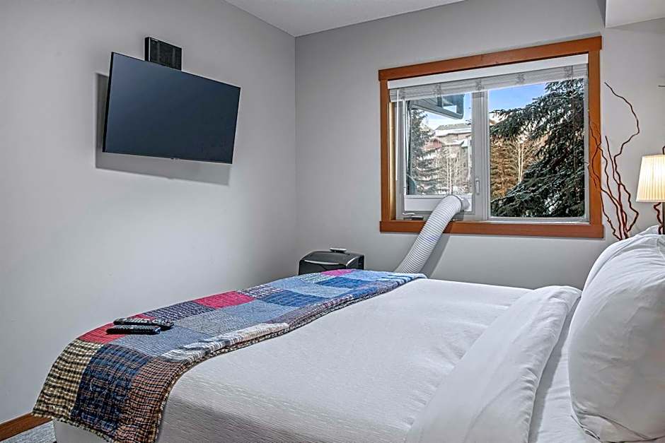 Outdoor Pool, 3 Hot tubs, Gym Warm and Welcoming