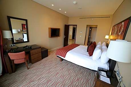 One-Bedroom Suite with Balcony and Sea View - Smoking