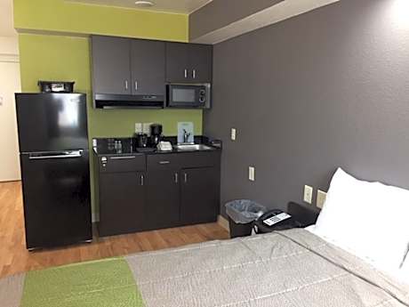 1 King Bed | Mobil Access Tub Nsmk Kitchen