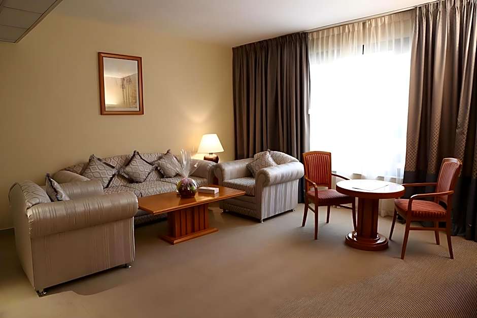 Emirates Plaza Hotel