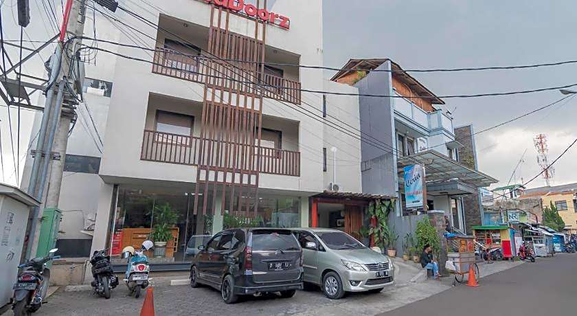 RedDoorz Plus near Asia Afrika 3