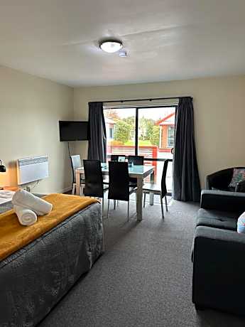 One-Bedroom Apartment with Private Bathroom