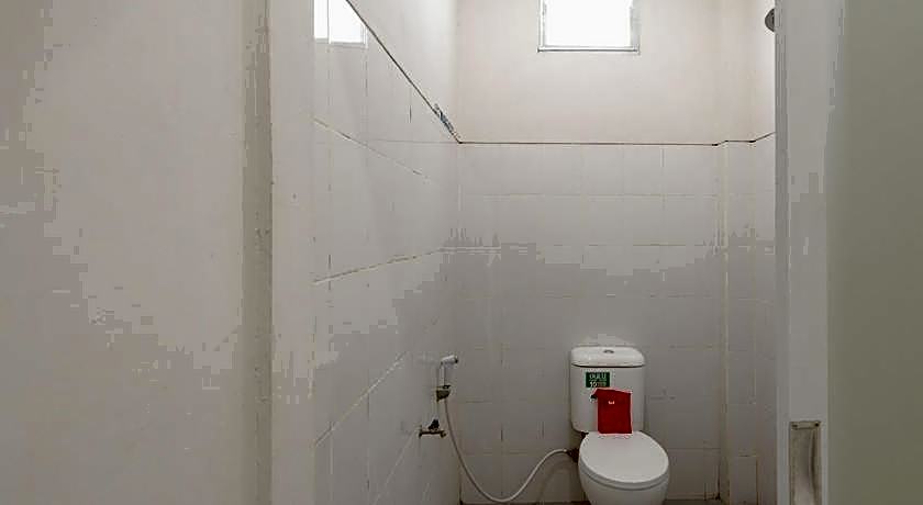 RedDoorz Plus Syariah @ Raya Nginden 2