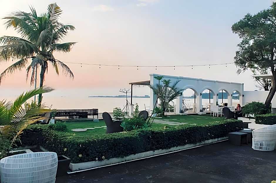 Seaside Villa & Muse Beach Resto
