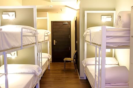 Only Girls - Bunk Bed in 12-Bed Female Dormitory Room with Private Bathroom