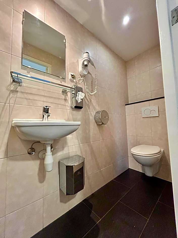 Budget Hotel Damrak Inn