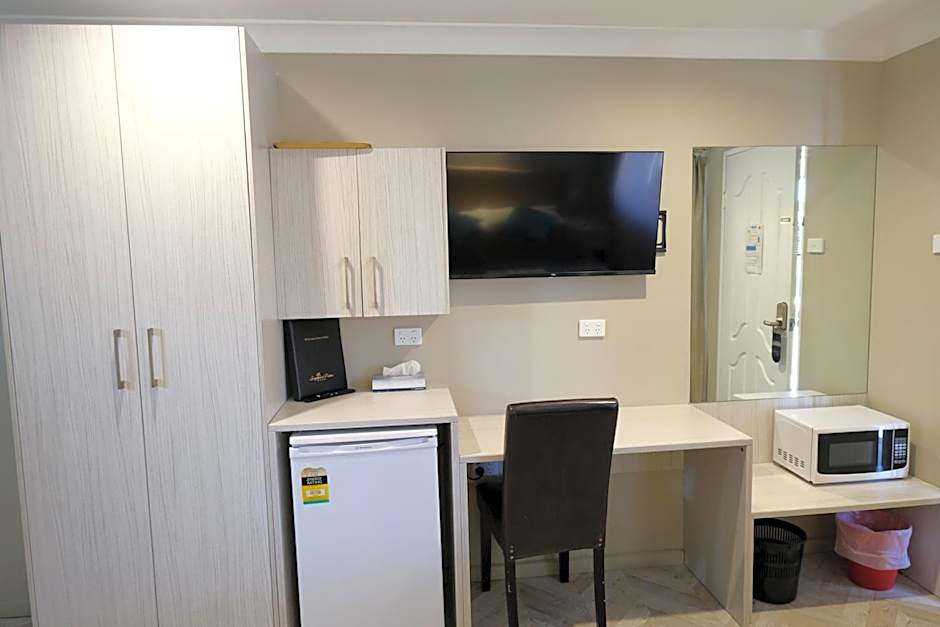 Sapphire Palms Motel