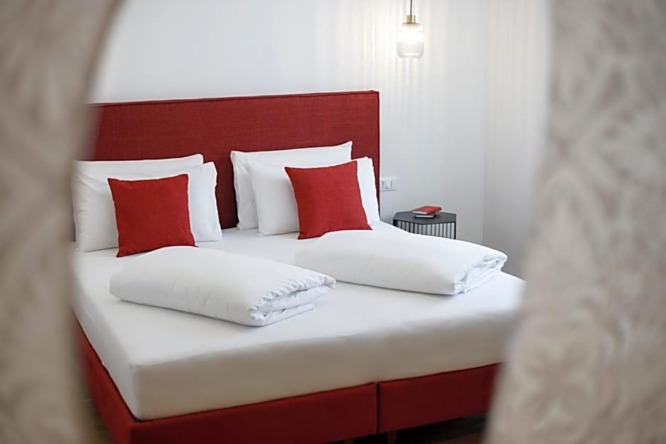 ELECTRIC Rooms & Suites