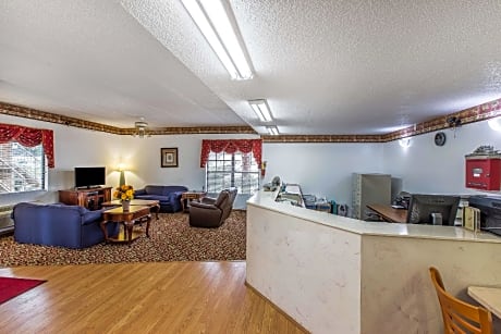 Econo Lodge Inn & Suites