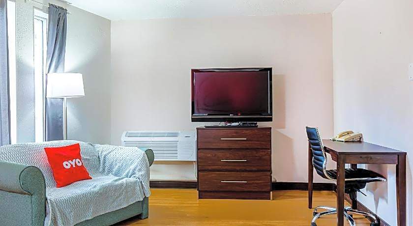 OYO Hotel Moline Downtown IL I-74 North