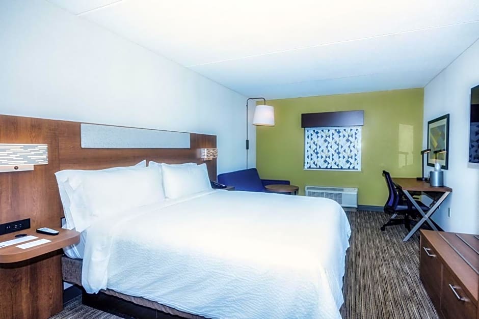 Holiday Inn Express Saugus Logan Airport