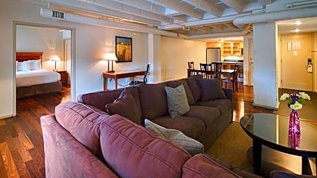 One-Bedroom Queen Suite