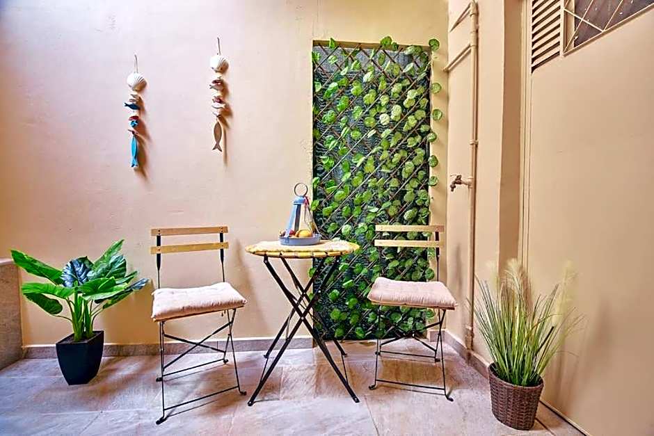 Modern Luxury Studio Near Beach & Old Harbor Fast WiFi Private Veranda