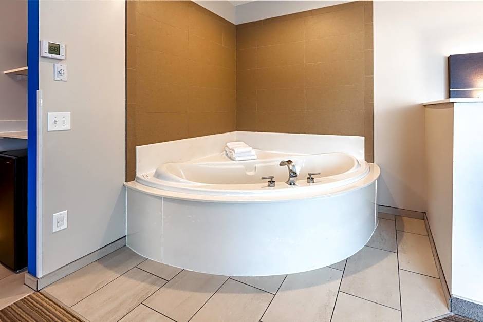 Holiday Inn Express Hotel & Suites Woodhaven By IHG
