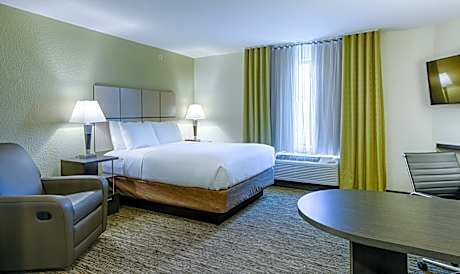 1 Queen Studio Suite Comm Access