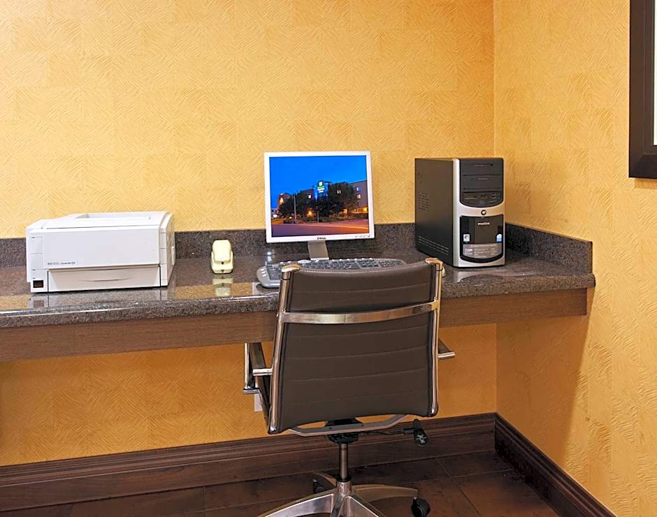 Holiday Inn Express Hotel & Suites Belmont By IHG