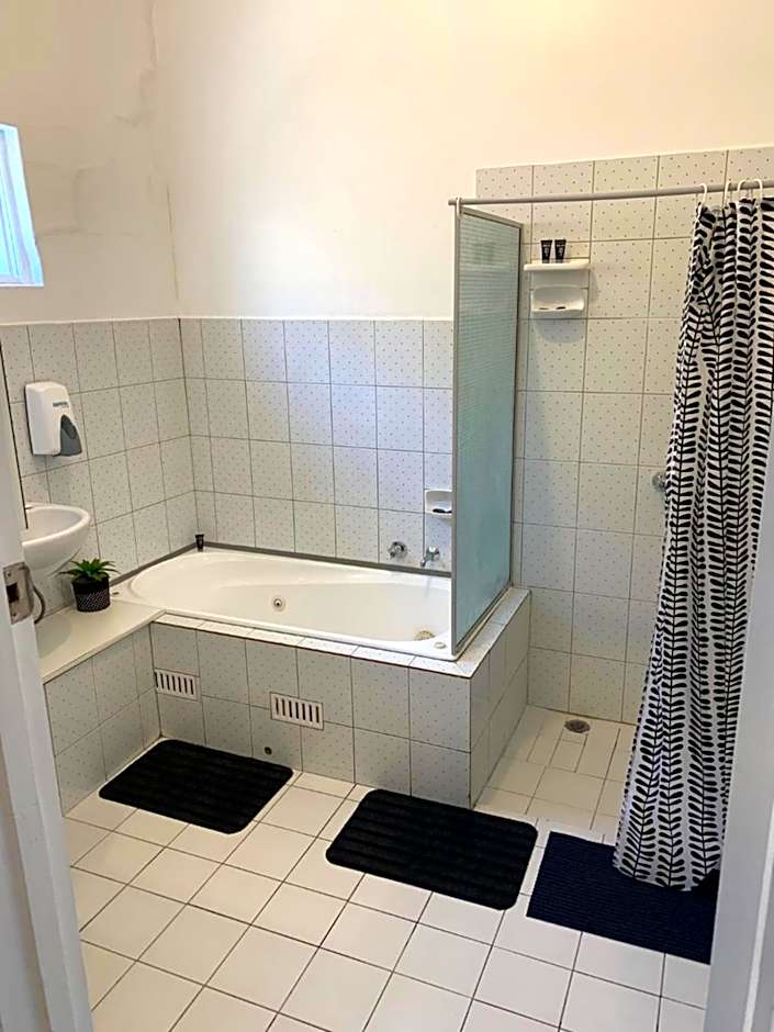 Hello Adelaide Motel and Apartments