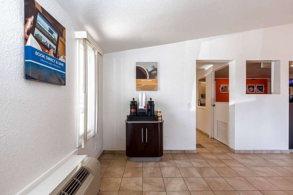 Travelodge by Wyndham Lansing