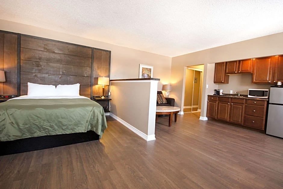 Photo 1 of 4 of 1 King Bed Suite