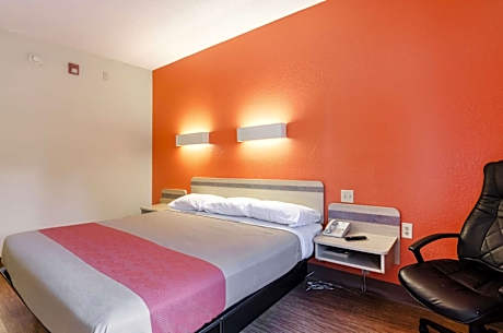 King Room with Roll-in Shower - Disability Access - Non-Smoking