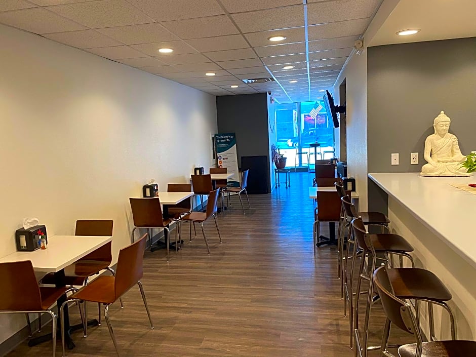 Days Inn by Wyndham Manitowoc