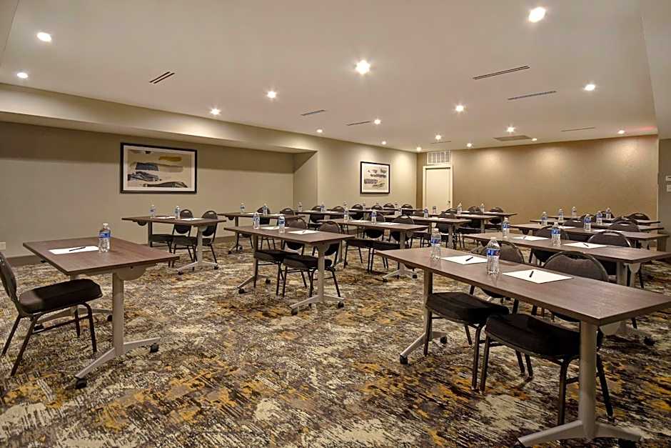 DoubleTree by Hilton St. Louis-Airport