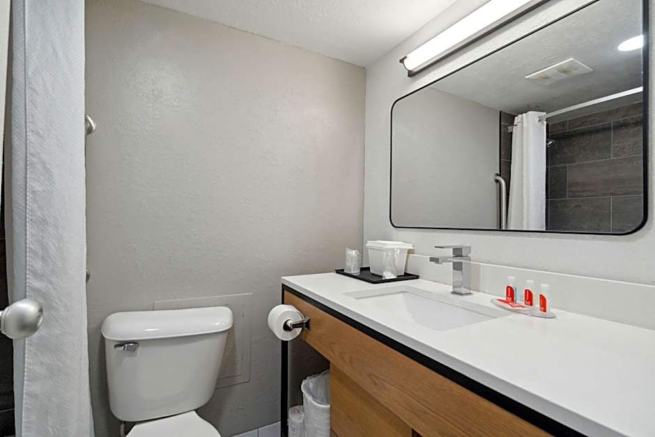 Econo Lodge Inn & Suites Waterloo Downtown