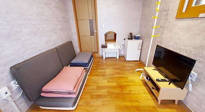 Hwangridangil Adamjeong Hanok Stay