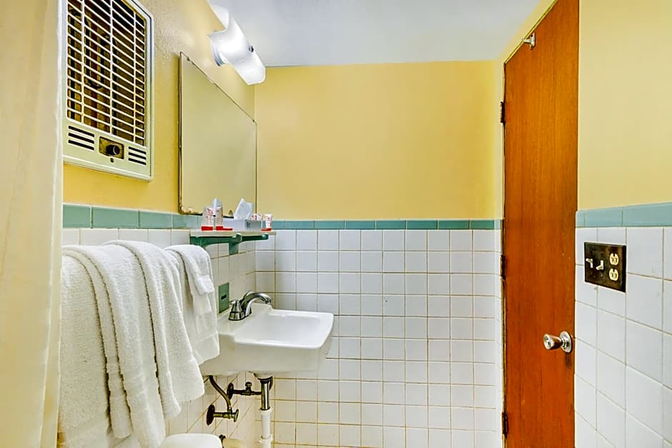 OYO Hotel Downtown Peoria IL I-74