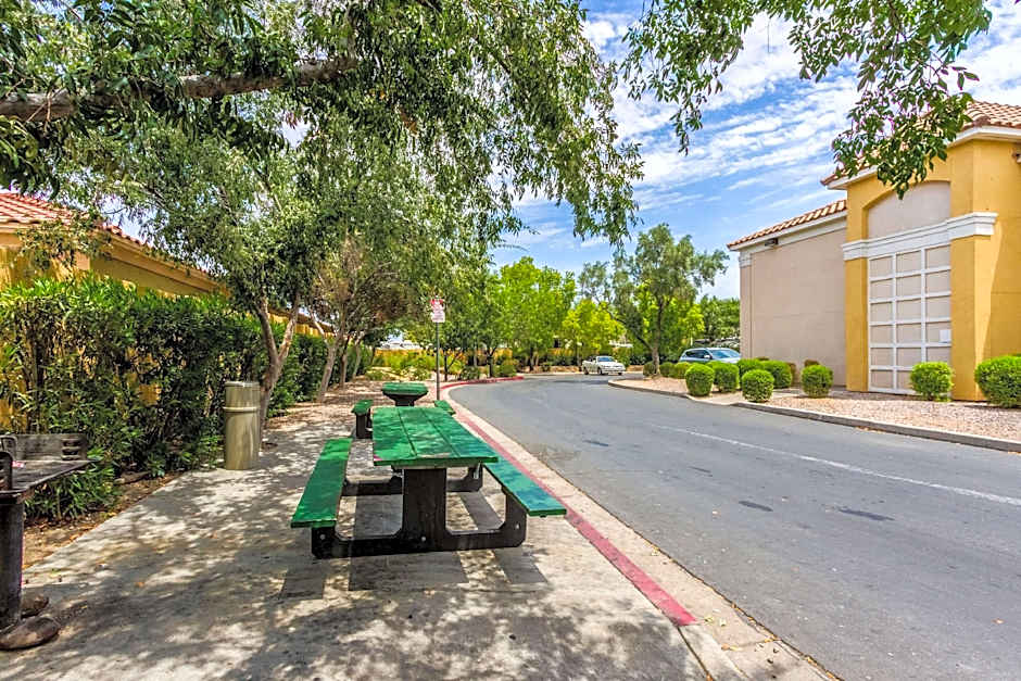 Hometowne Studios Phoenix - Dunlap Ave – Phoenix, AZ