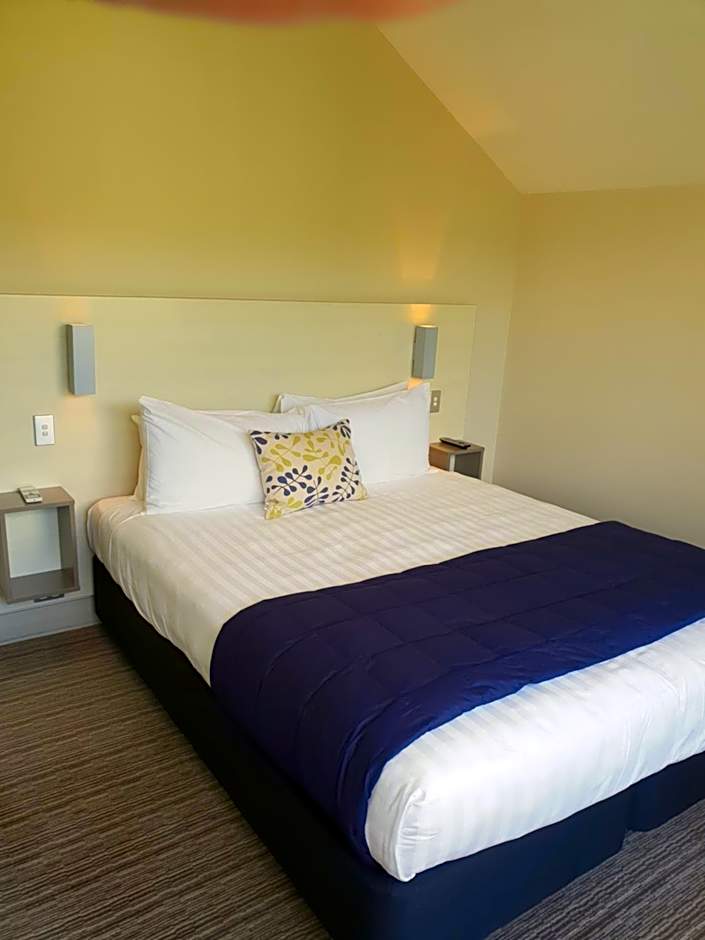 Hananui Lodge and Apartments