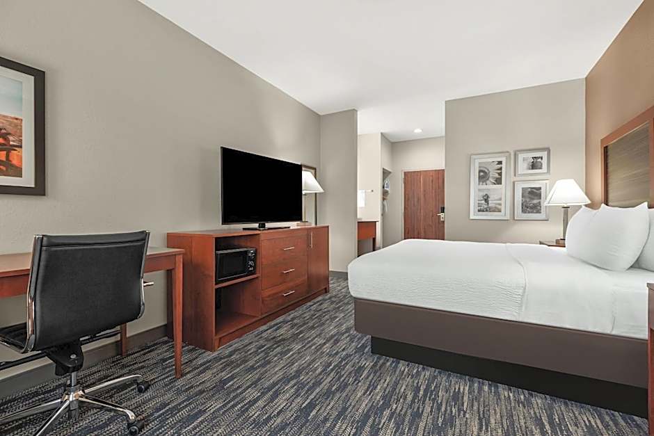 La Quinta Inn & Suites by Wyndham Midwest City - Tinker AFB