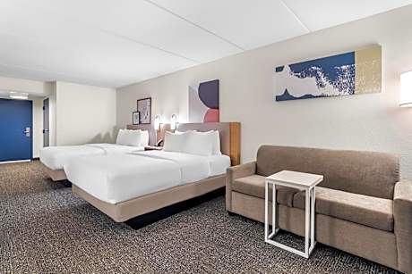 2 Queen Beds With Sofabed