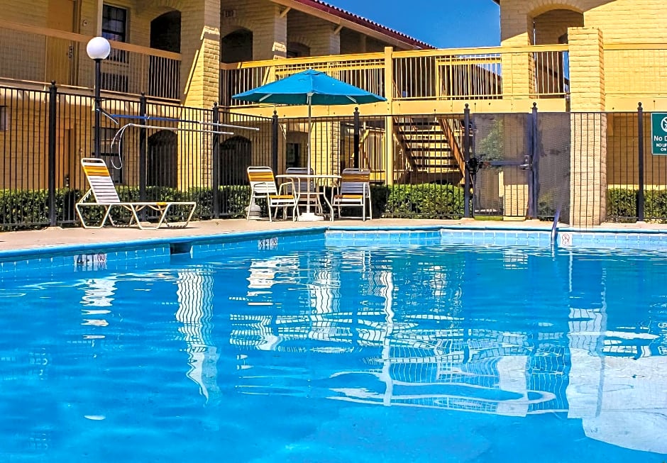 Days Inn by Wyndham Sulphur West