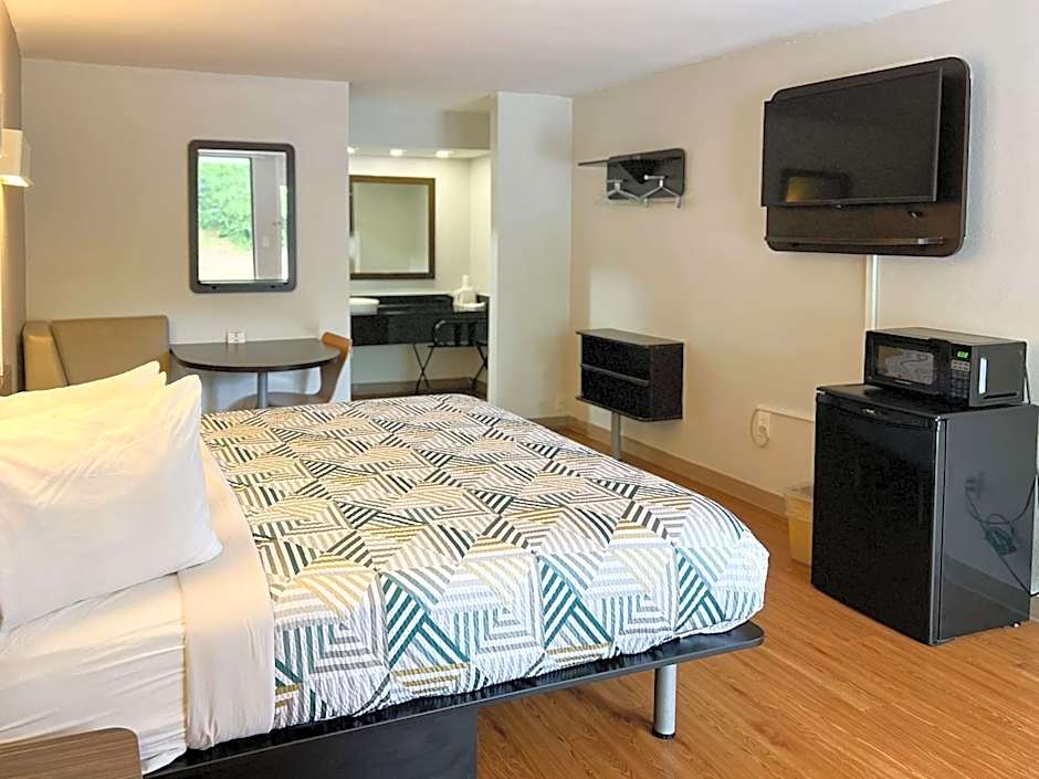 Motel 6-Newnan, GA