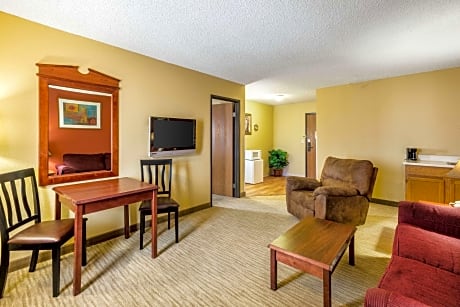 1 King Bed, Suite, Nonsmoking, Upgrade