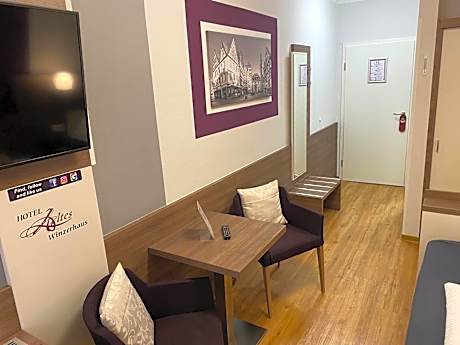 Twin Room with separated beds with Terrace and Residential Area View