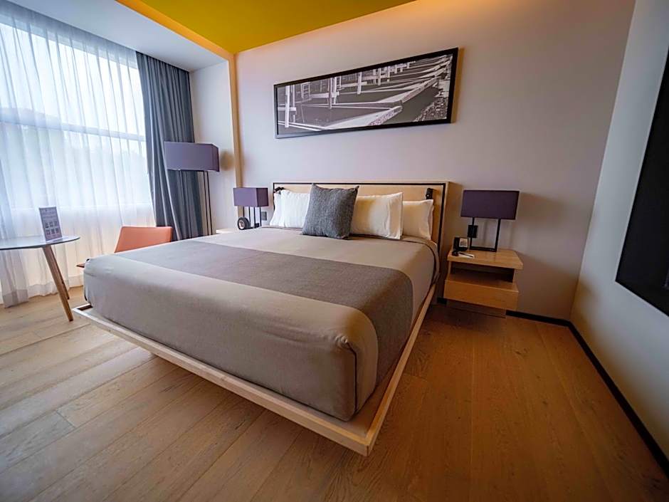 Photo 1 of 6 of Business Club 1 King Bed