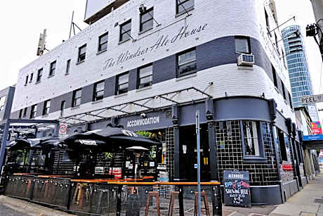 Pint On Punt Backpackers