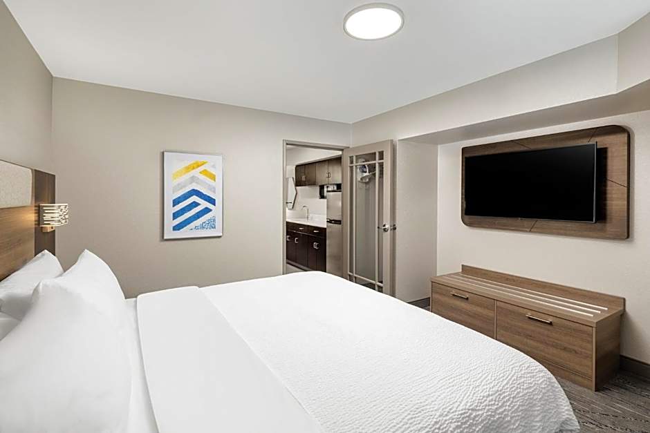 Holiday Inn Express & Suites - Green Bay East By IHG