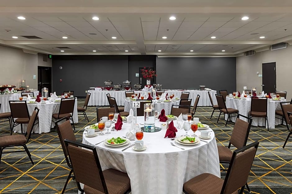 Holiday Inn & Suites Atlanta Airport North By IHG