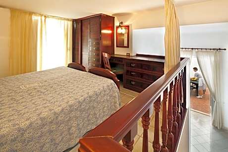 One-Bedroom Apartment  - Split Level with Sea View