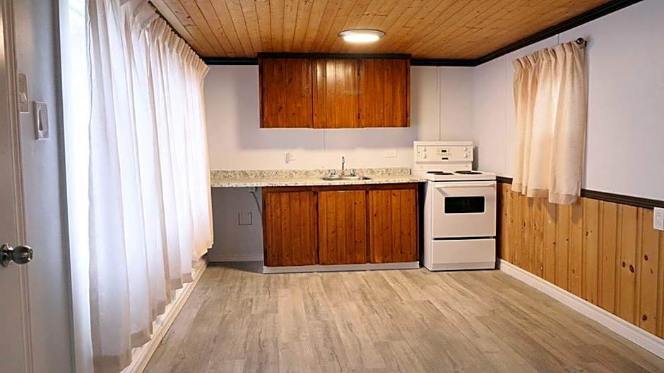 Algonquin Lakeside Inn