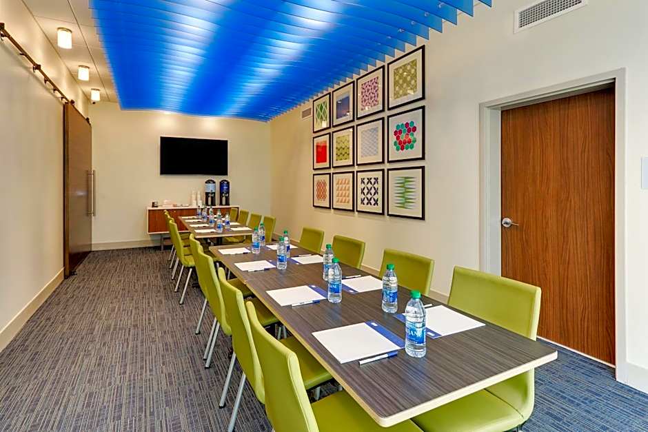 Holiday Inn Express & Suites Roanoke - Civic Center By IHG