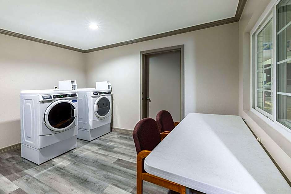 Days Inn by Wyndham Baytown TX