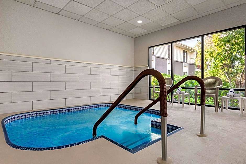 Super 8 by Wyndham Germantown/Milwaukee