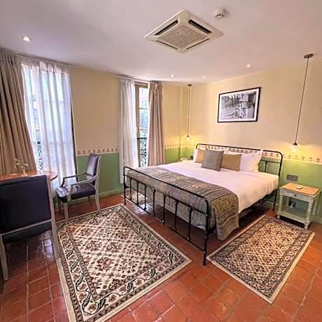 Classic Junior Suite with Bathtub